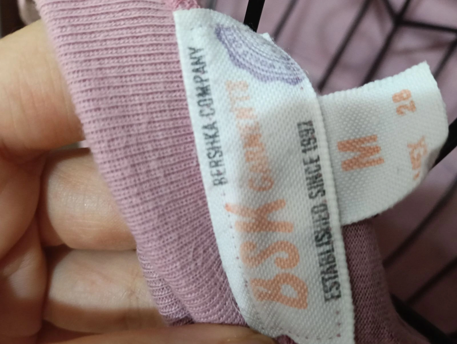 Top met halsband, roze met verstelbaar lint in het midden, bloemenprint en universiteitsstijl op de achterkant – photo 19